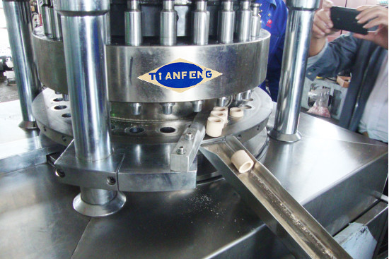 Nieuwe studie Keramische smeltkroes maken machine ZPW25 Rotary Type Keramische smeltkroes kubus maker